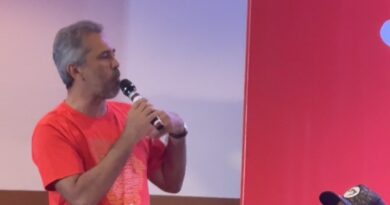 Governador Elmano de Freitas sai em defesa de Janaína Farias durante convenção estadual do PT