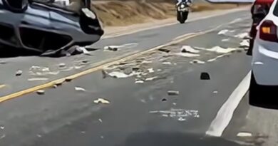 Carro carregado de rapadura capota entre Crateús a Independência