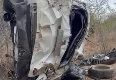 Capotamento na CE-187 deixa três pessoas feridas em Crateús
