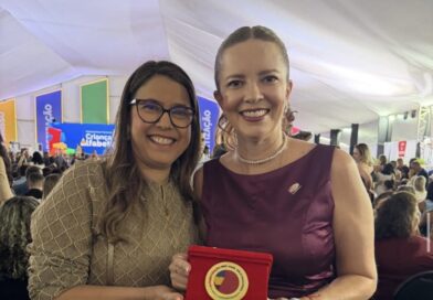 Janaína Farias recebe em Brasília Selo Ouro de Educação